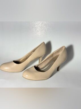 Comfort Plus by Predictions Nude Patent Round Toe Pumps Heels Size 7
